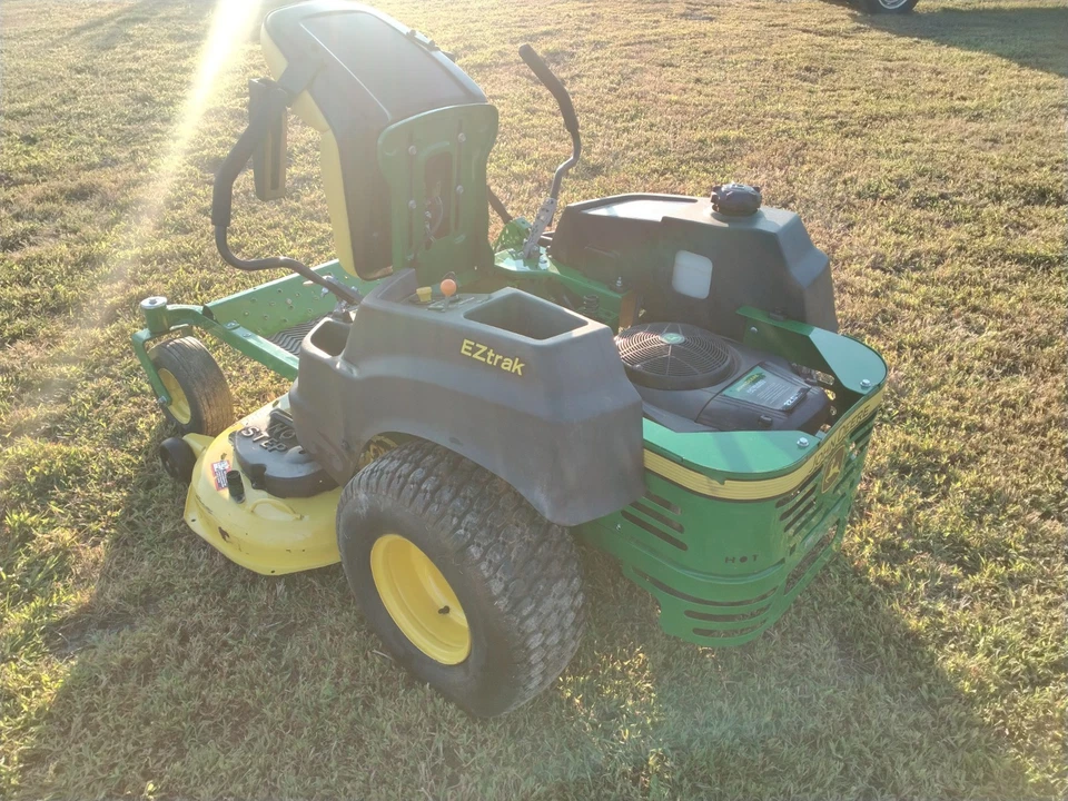 Z425 zero turn John Deere riding lawn mower for sale - Image 3 of 4