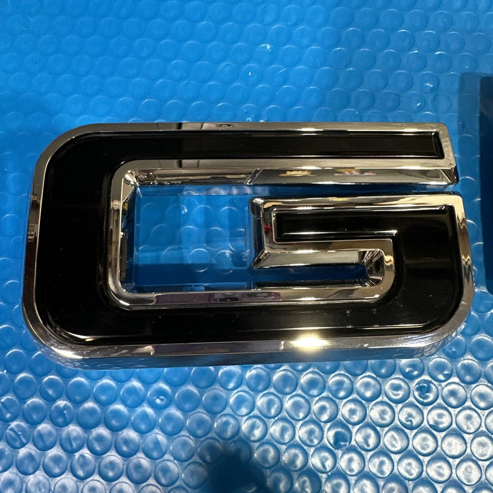 GMC 2022-25 parrilla emblema trasero cromo negro Foto 2 de 4