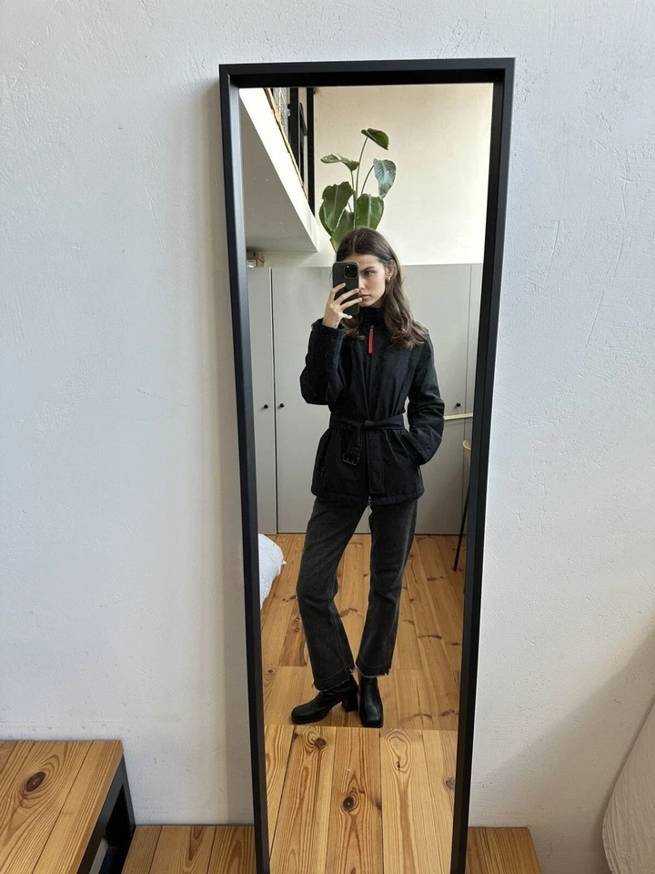 Chaqueta para mujer Prada Gore-Tex negra hecha en Rumania Foto 3 de 4