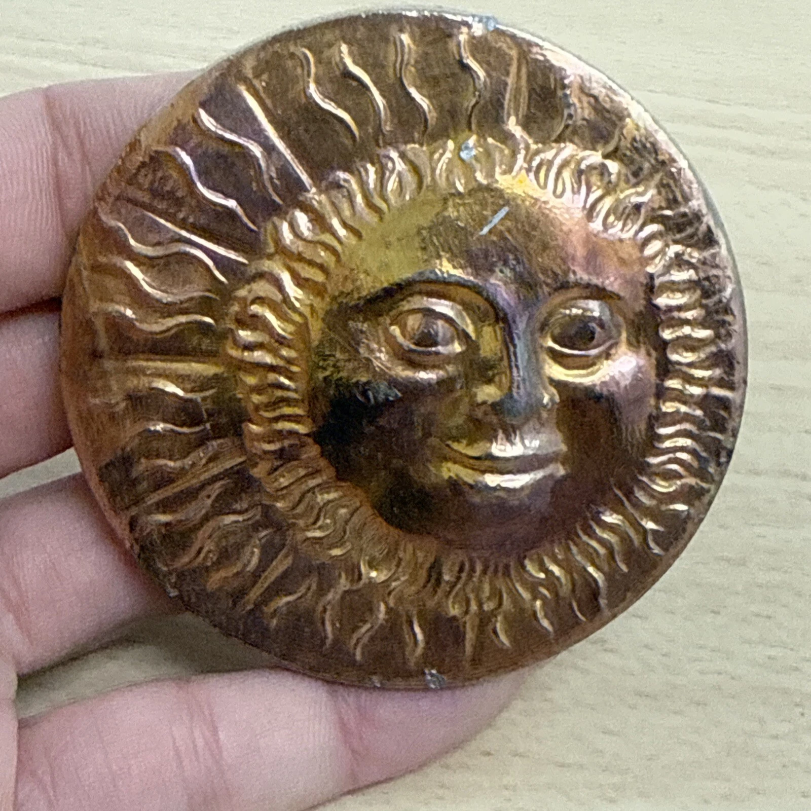 Médaille Le Dieu Soleil En Relief