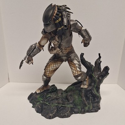 Diamond Select Toys Masked Predator PVC Statue Diorama Science