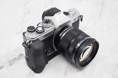 OM Systems OM-3 Carbon Fiber L Grip Arca Swiss Airtag (GRIP ONLY