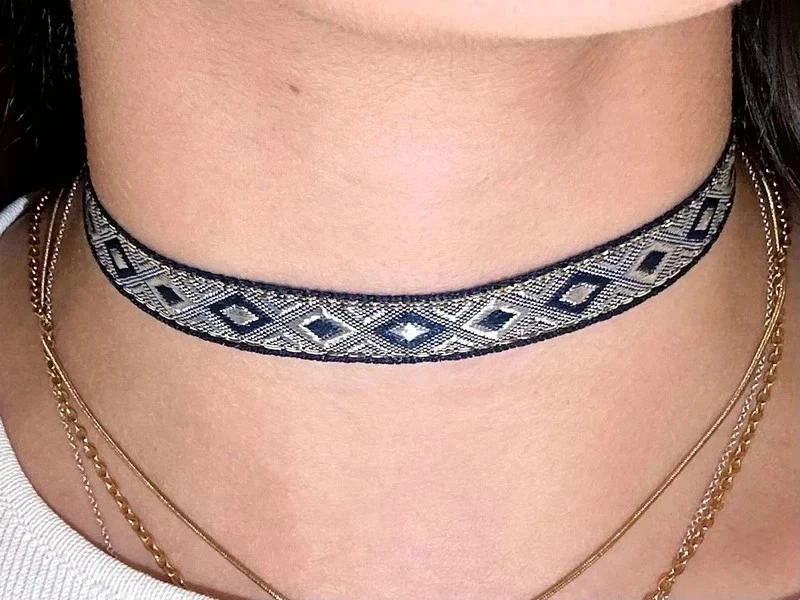 Collana choker nastro tessuto blu ricamo rombi bianco argento boho donna ragazza - Immagine 3 di 4