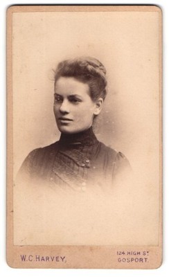 Fotografie W. C. Harvey, Gosport, süd Engländerin im dunklen Kleid mit Hochstec 