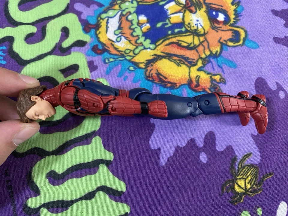 2023 Marvel Studios MCU Legends Civil War SPIDER-MAN 6" Scale Hasbro Figure - Image 4 of 4