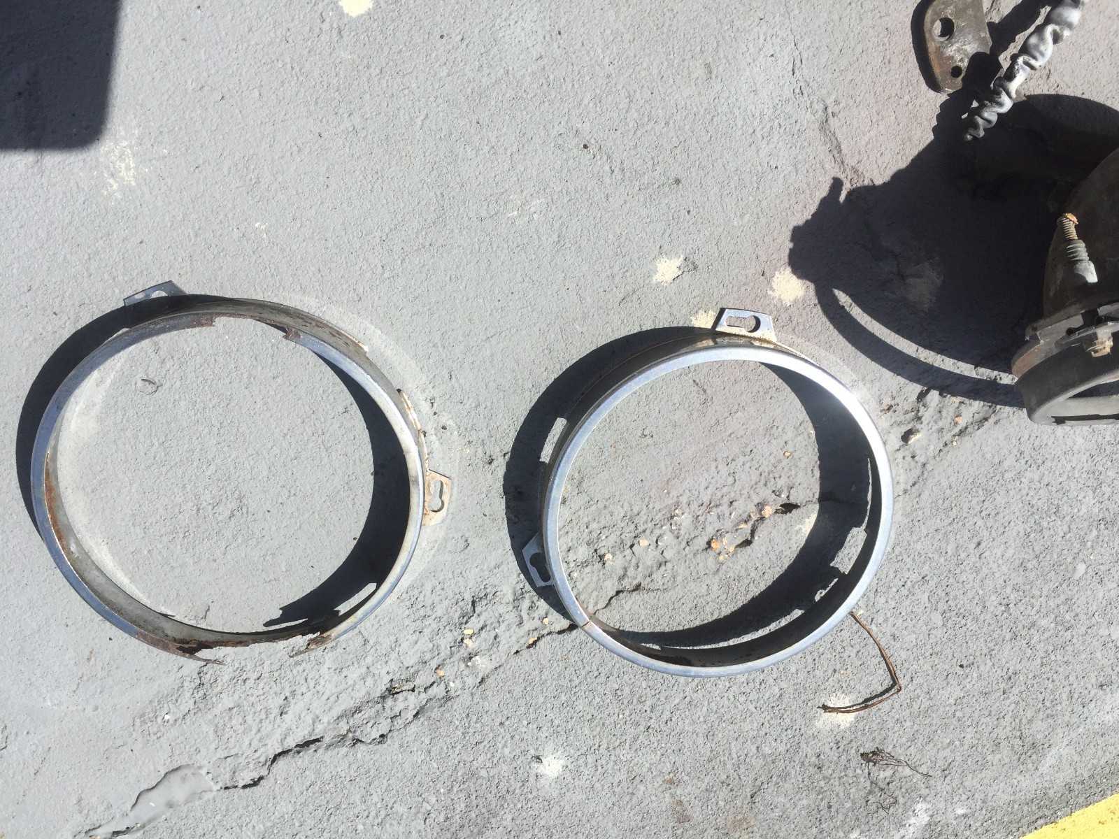 Rolls Royce Silver Shadow headlamp buckets and inner retainer rings from 1974