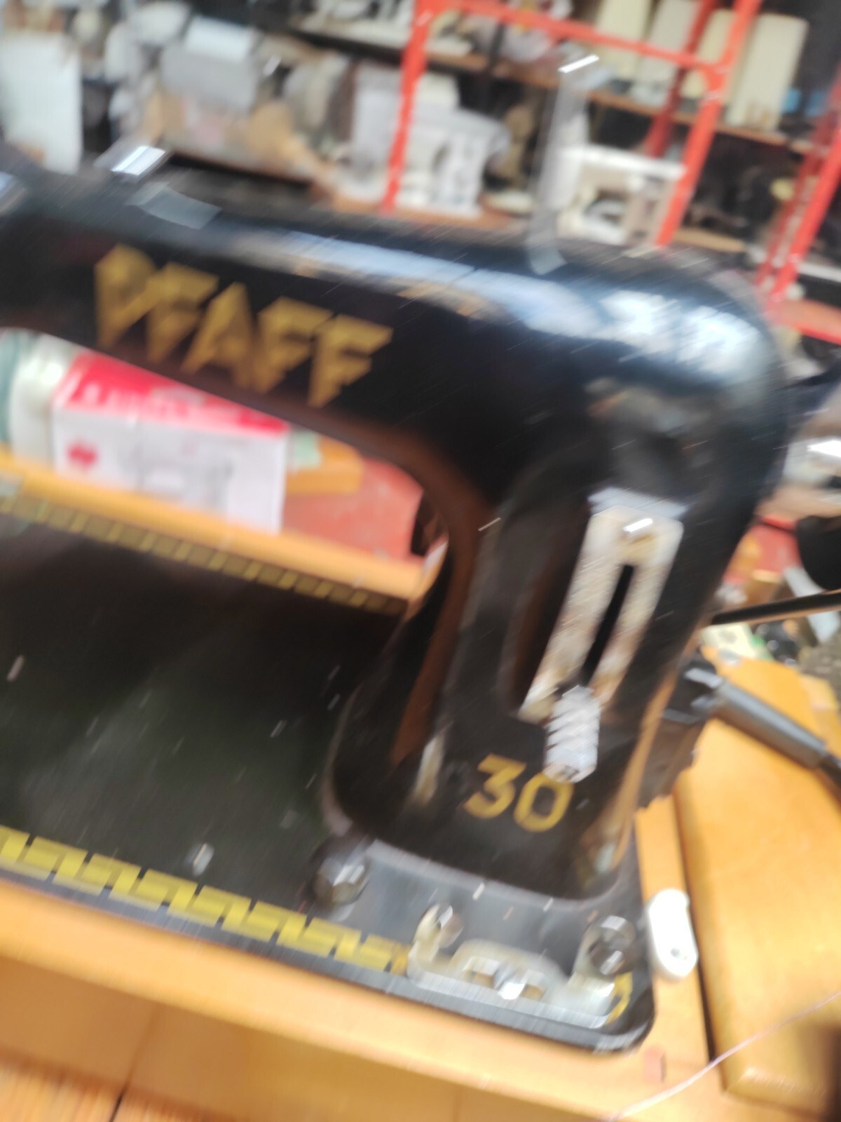 PFAFF 30 SEWING MACHINE HEAVY DUTY UPHOLSTERY AND LEATHER SEWING