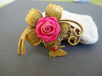 VINTAGE VERGOLDETE BROSCHE BLUME (ROSA), SCHMETTERLING, BRONZEFARBE, ROTER STRASS VOLUTEN 