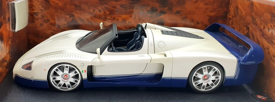 Hot Wheels 1/18 Scale Diecast G7158 - Maserati MC12 - White/Blue - Image 3 of 4