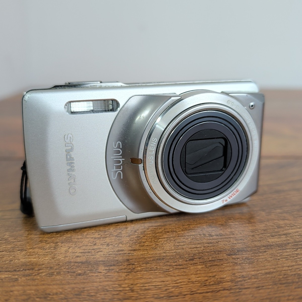 OLYMPUS STYLUS 7010 7x wide ZOOM DIGITAL CAMERA and charger 12.0