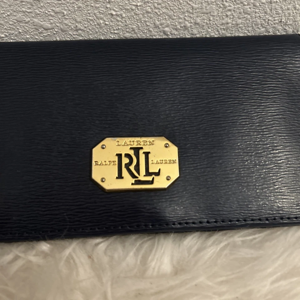 Cartera delgada de cuero Crosshatch Lauren Lauren en un refinado color azul marino. Foto 2 de 4