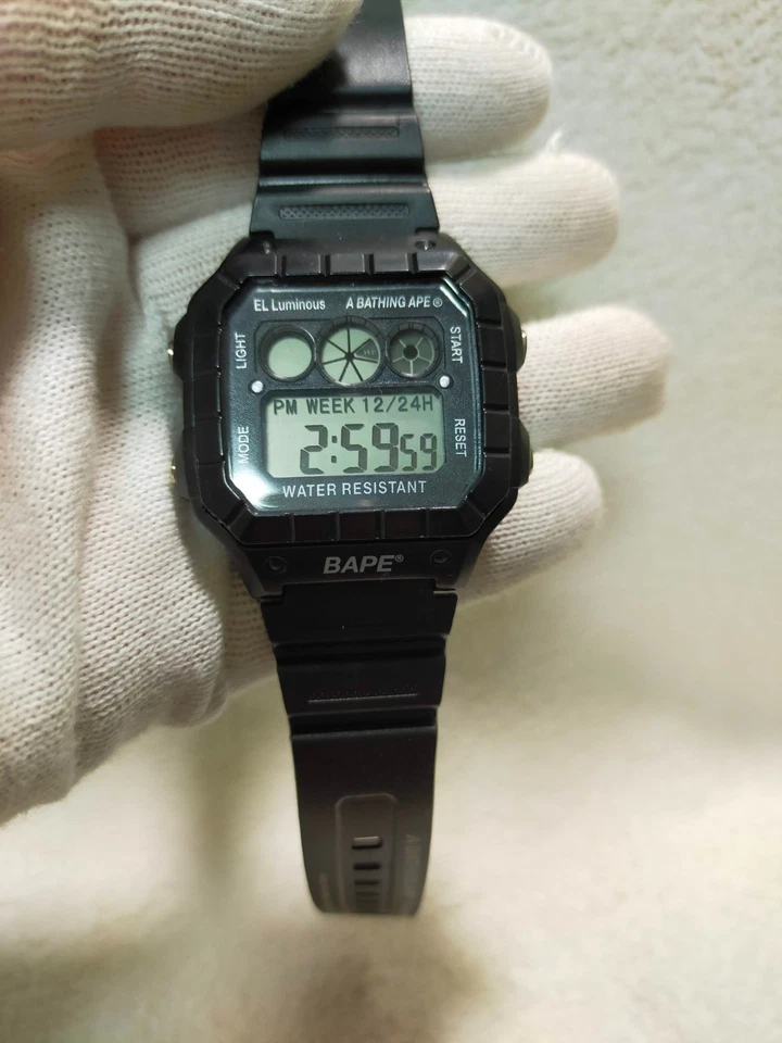 RELOJ BAPE DIGITAL COLECCIÓN VERANO 2020 A BATHING APE de Japón con pegatina Foto 2 de 4