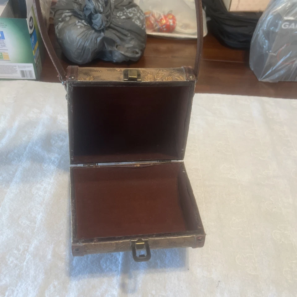 Bolso de mano vintage de madera de los años 60 con forro de terciopelo granate floral Foto 2 de 2