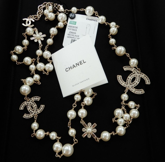 chanel double cc logo pearl necklace