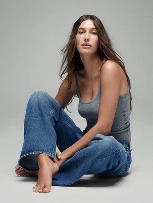 Hailey Bieber x Gap - The Hailey Low Rise Loose Jean (Light Indigo / Size 25)