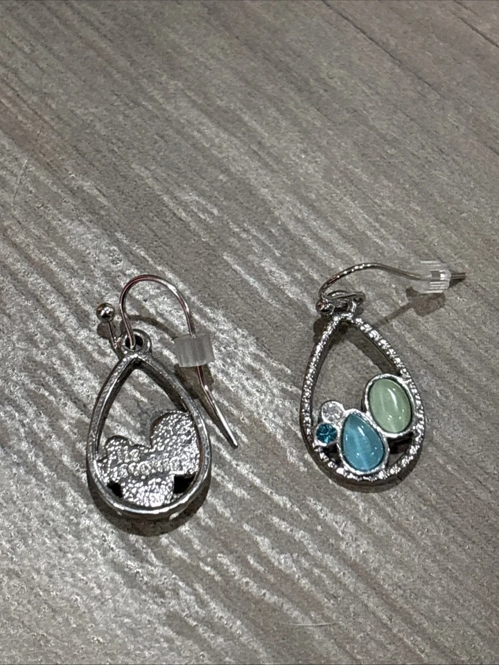 Pendientes colgantes Lia Sophia tono plata con detalles azules y verdes Foto 4 de 4