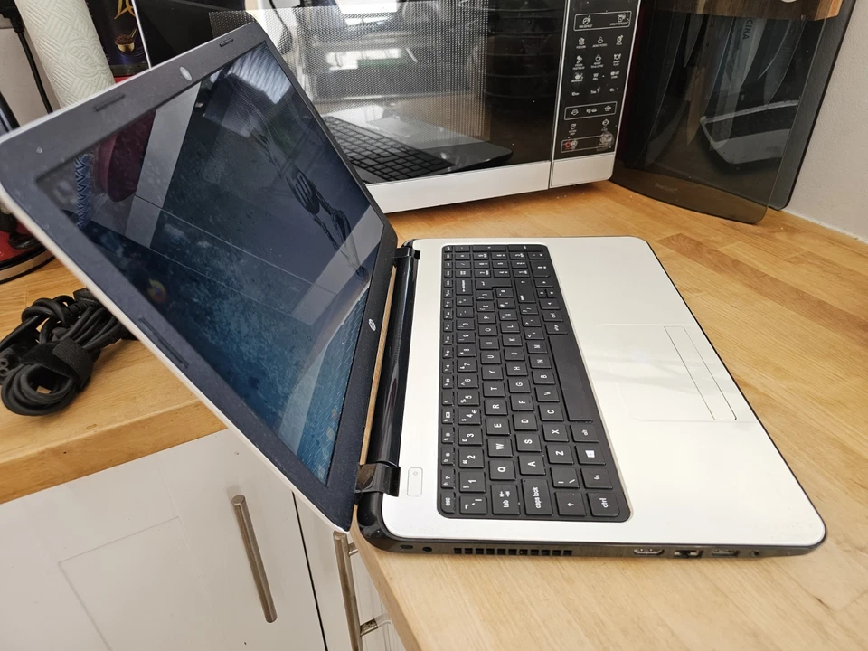 HP Pavilion 15g AMD A6 240GB SDD 8GB Win 8 Webcam HDMI 15.6 Laptop - Image 4 of 4