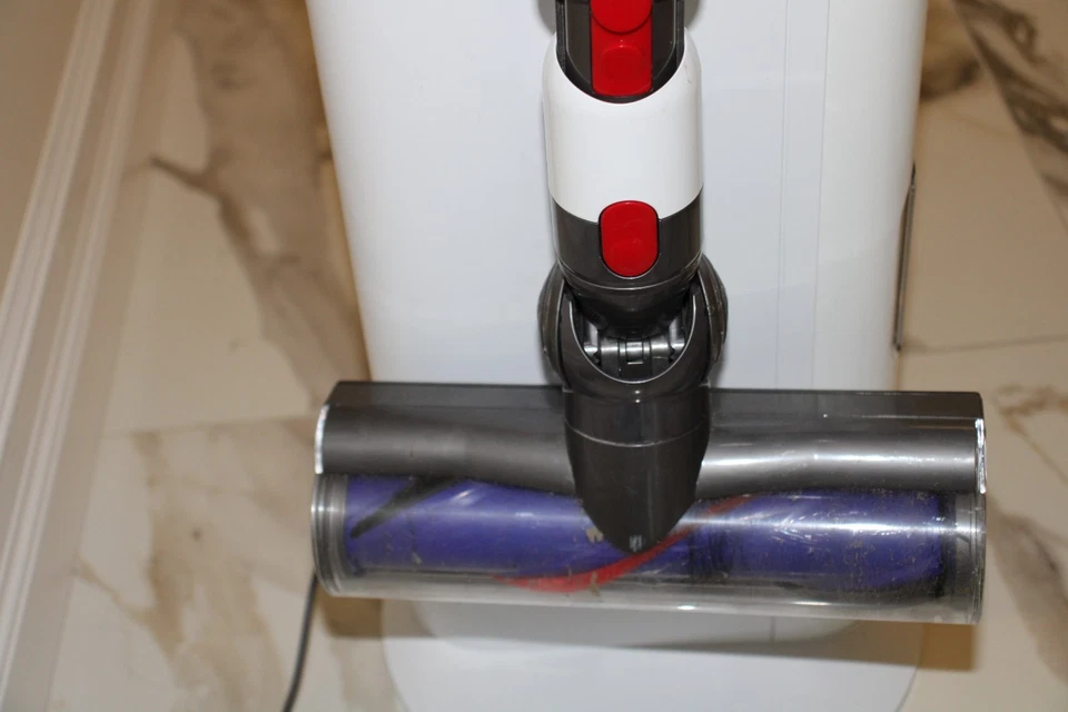 Dyson Cyclone V10 Cordless Vacuum SV27 with DOK and LOT OF ATTACHMENTS - Image 4 of 4