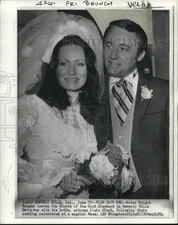 1974 Press Photo Actor Robert Vaughn & Wife Linda Staab After Their Wedding