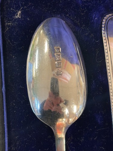 1912 Sterling Silver Teaspoons & Sugar Tongs Set. John & William Deakin. 107.6g - Picture 6 of 7