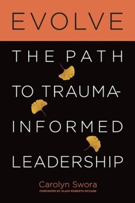 Evolve: Der Weg zur trauma-informierten Führung von Swora, Carolyn [Taschenbuch]