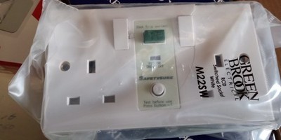 GreenBrook Elektro 13A RCD Schaltsteckdose 2-fach weiß 30mA SafetySure RCD