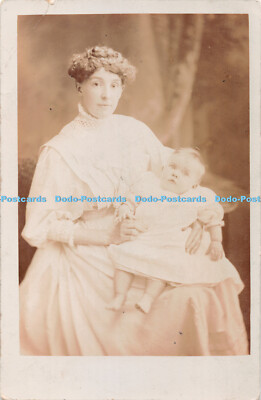 R342126 Frau und Kind alte Fotografie Postkarte James Brown