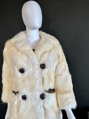 Vintage White Fur Coat With Button Details And Pockets. Size small see pics.