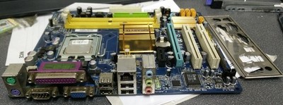 Gigabyte GA-G31M-S2C Sockel 775 Mainboard mit Intel E2200 CPU, 2GB & I/O Platte