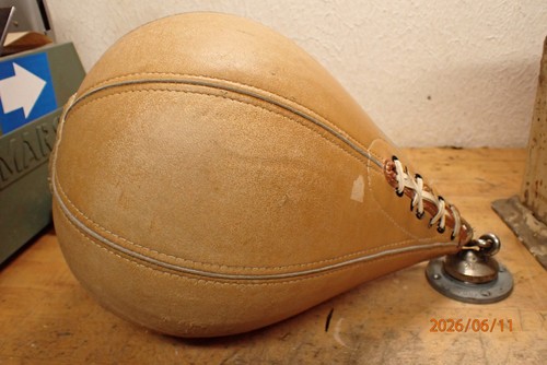 VINTAGE WILSON H128 0 BOXING SPEED BAG W/ STRIKING BAG SWIVEL MOUNT BRACKET