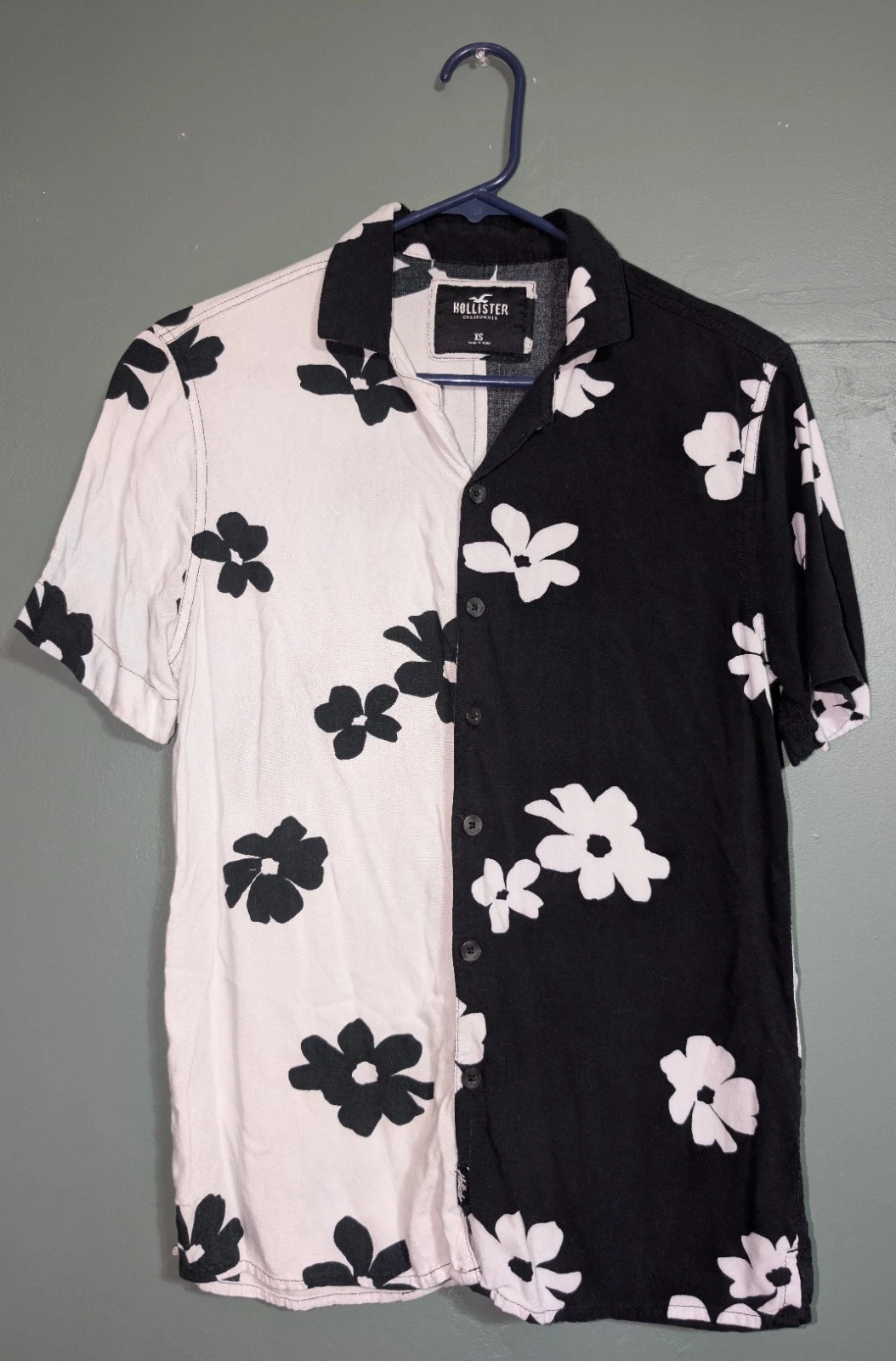 Hollister Mens XS Floral Button Up Shirt Black White Camp Collar Short Sleeve