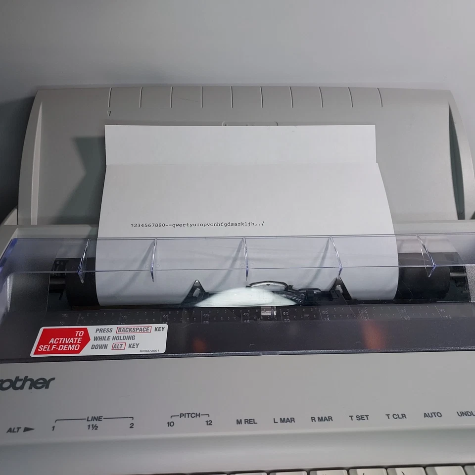 Máquina de escribir electrónica portátil Brother GX-6750 Correctronic - ¡Probada y funciona! Foto 3 de 4