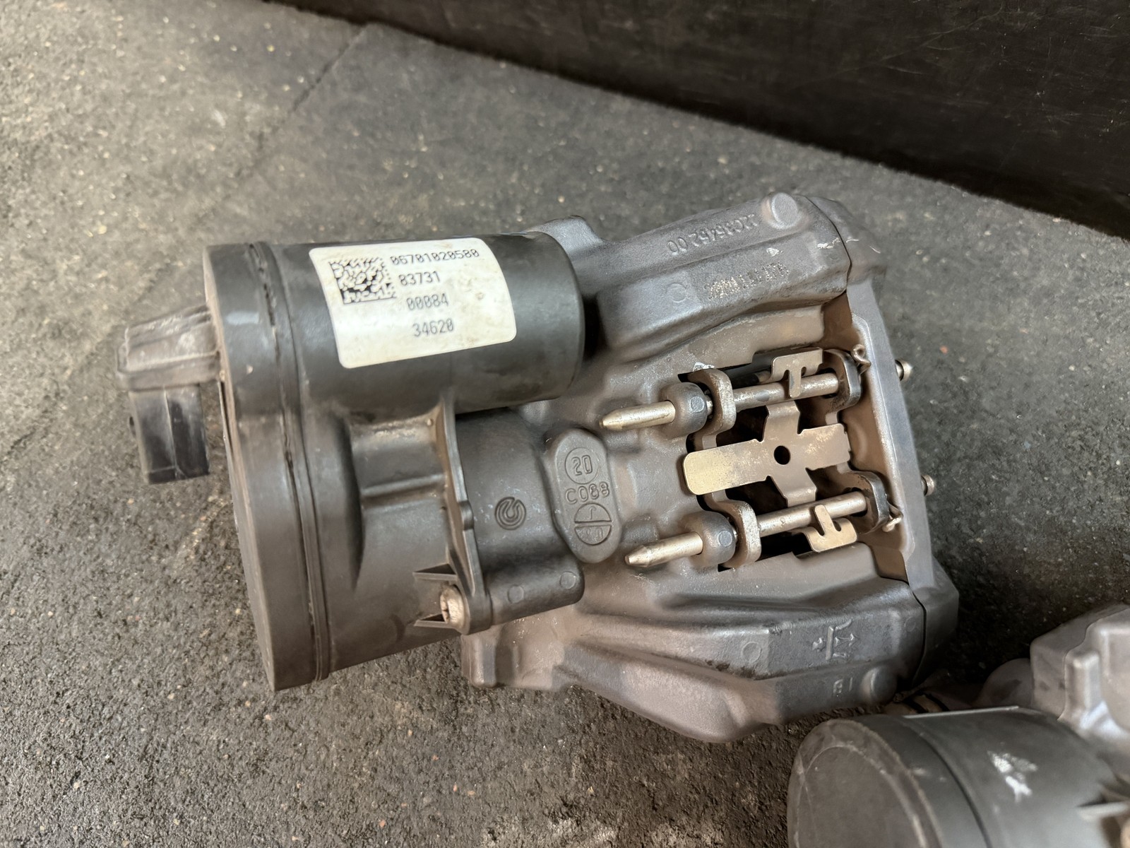 17-24 MASERATI GHIBLI REAR LEFT & RIGHT PARKING BRAKE CALIPERS 06701020570