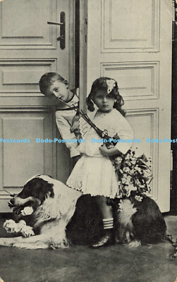 R605356 Ein Junge mit einem Mädchen mit einem großen Hund an der Tür Postkarte 1910