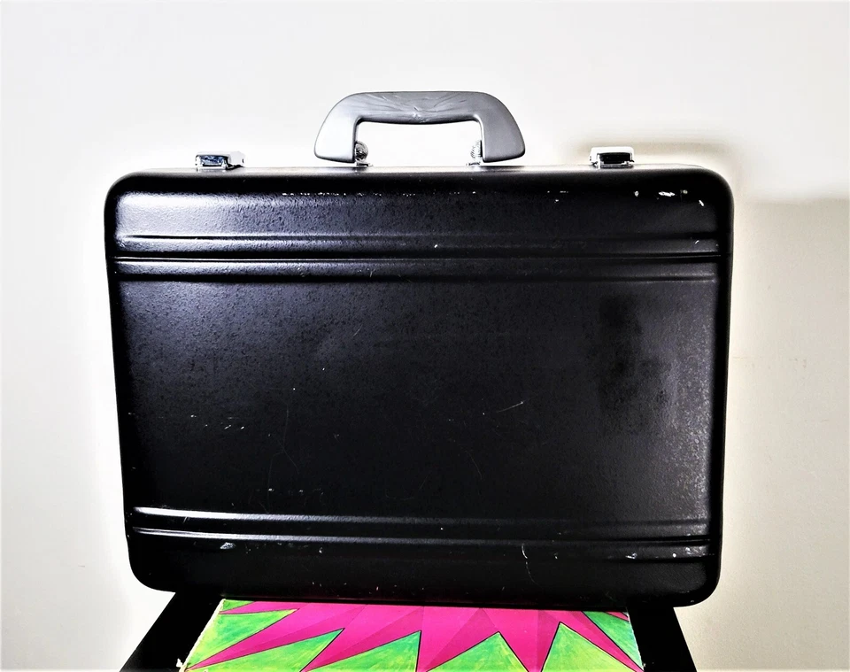 Estuche de viaje de aluminio rígido vintage para cámara con llaves 18 x 13 x 6 Foto 2 de 4