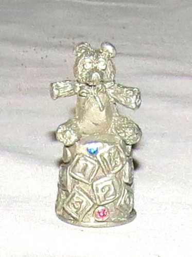 Dé à coudre ours en peluche étain CCI vintage 1,75 pouces 6339 - Photo 1/4