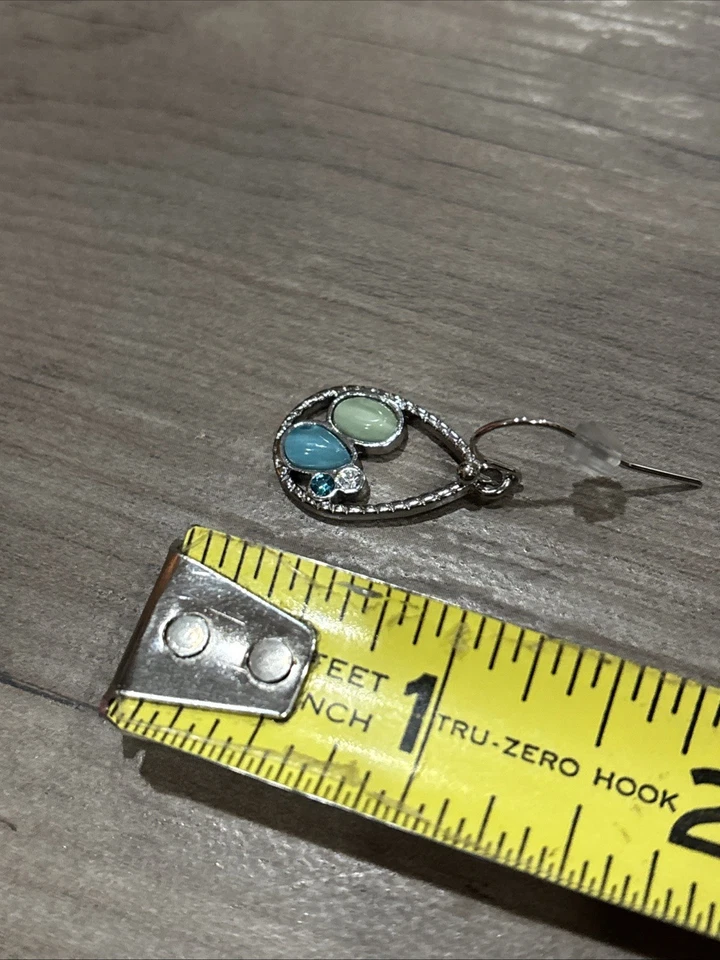 Pendientes colgantes Lia Sophia tono plata con detalles azules y verdes Foto 3 de 4