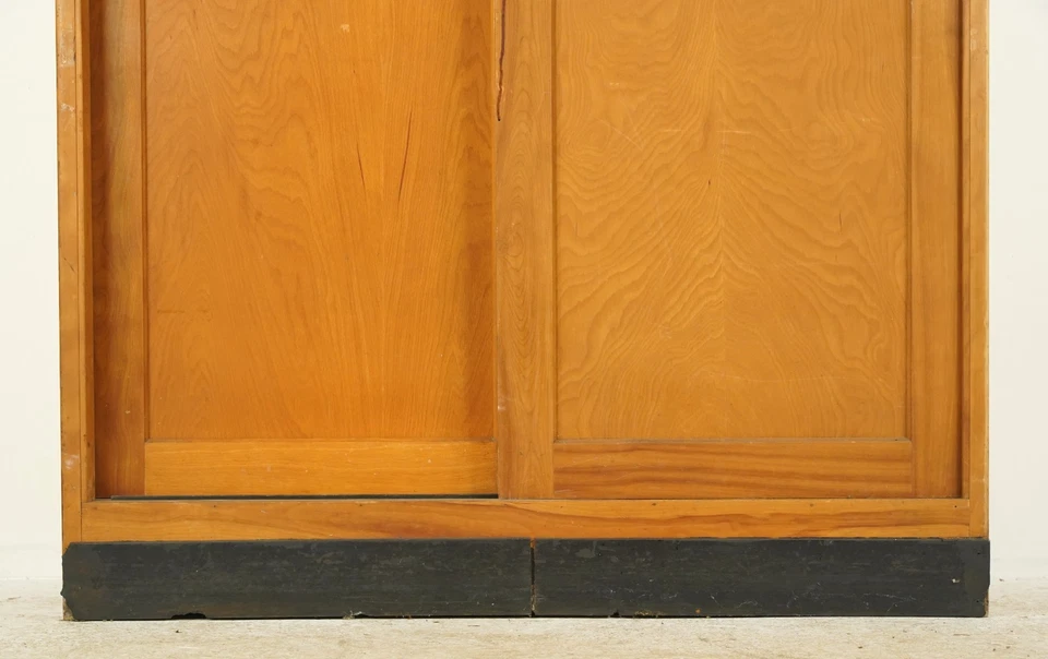 Gabinete de almacenamiento de madera con puerta corredera Hamilton Foto 3 de 4