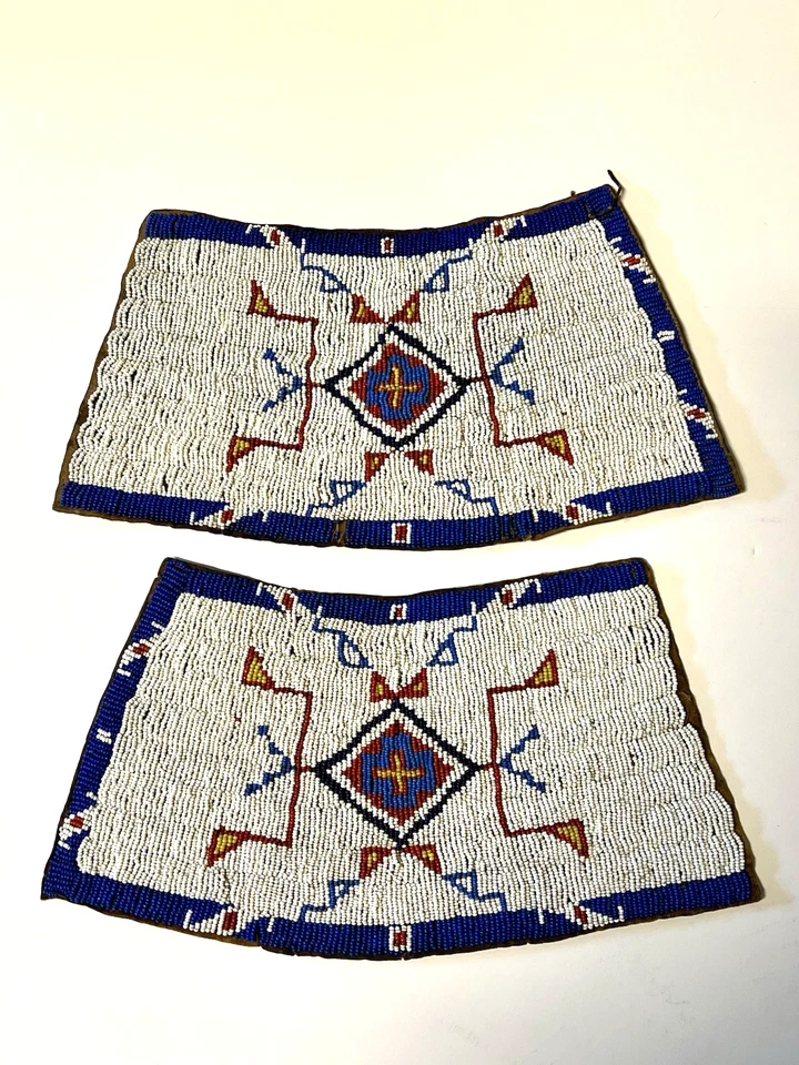 Puños de baile ceremoniales con cuentas sioux o cuervo nativos americanos; principios de 1900; certificado de autenticidad Foto 2 de 4