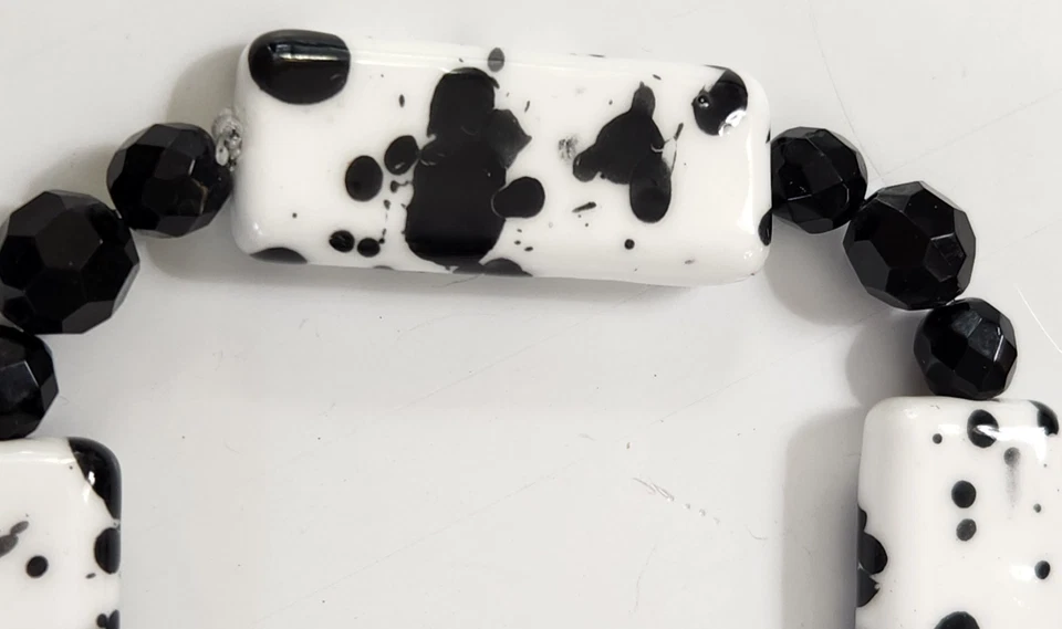 Pulseira elástica painel respingo pintura branca preto artesanal espaçadores facetados dálmata - Imagem 2 de 4