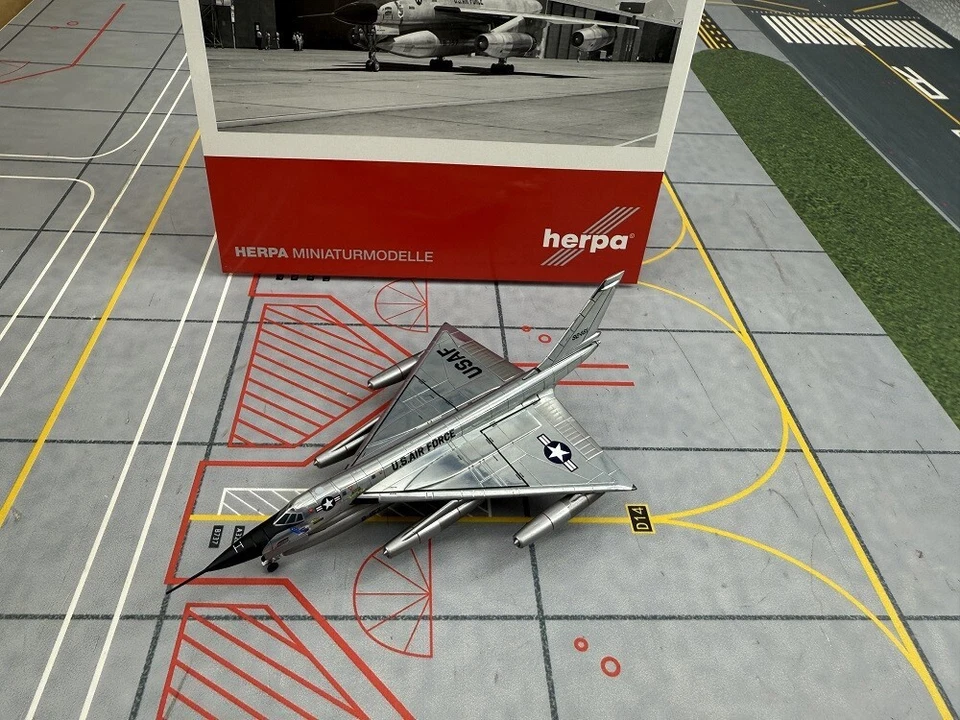 1/200 Herpa Fuerza Aérea de los Estados Unidos B-58A Bombardero 59-2461 572736 Modelo de avión terminado Foto 3 de 4