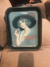 PLATEAU DE SERVICE EN ÉTAIN COCA COLA - DAME À DÉCOR CHAPEAU - DE COLLECTION - VINTAGE 13"