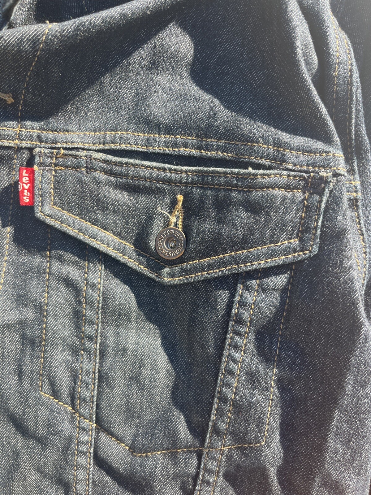 Levi’s Denim Jean Jacket XL 98% Cotton Button Down Pockets Trucker Dark Blue Xl