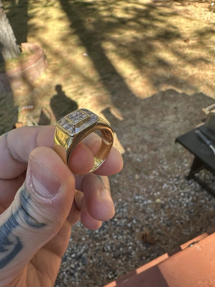 Anillo con racimo de diamantes de oro amarillo de 14k para hombre Foto 3 de 4