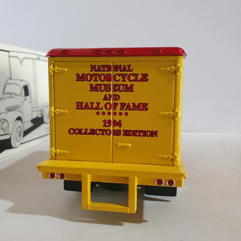 Ford F-6 1951 furgoneta de mercancías secas 1:34 primera marcha, librea del Museo Nacional de Motocicletas Foto 4 de 4