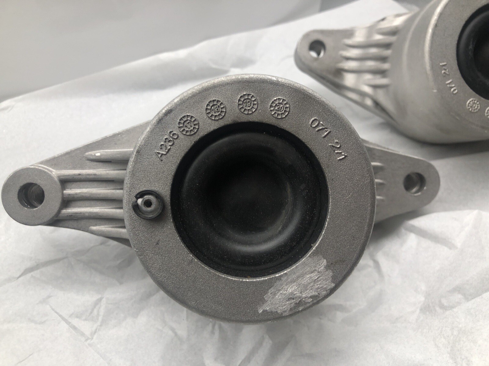 Maserati Ghibli Right Engine mount P/N 670003628