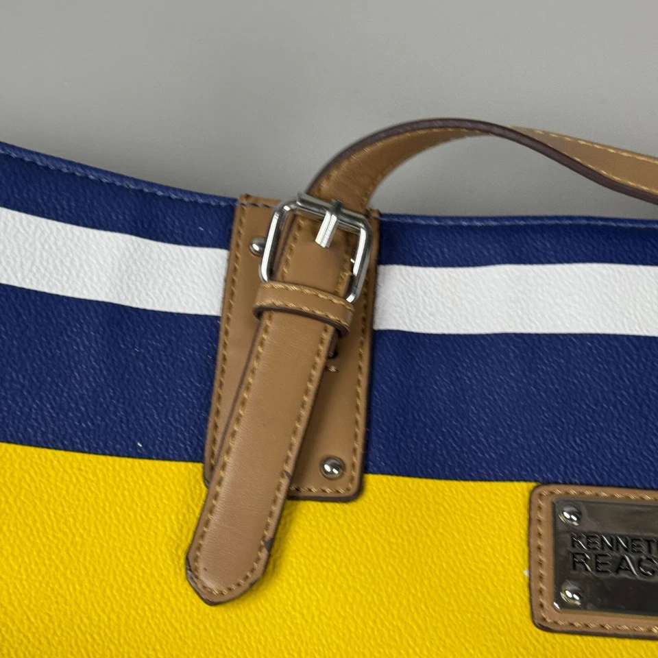 Bolso de Mano Kenneth Cole Reaction de Verano a Rayas Azul Marino/Amarillo/Blanco Imitación Cuero Foto 3 de 4