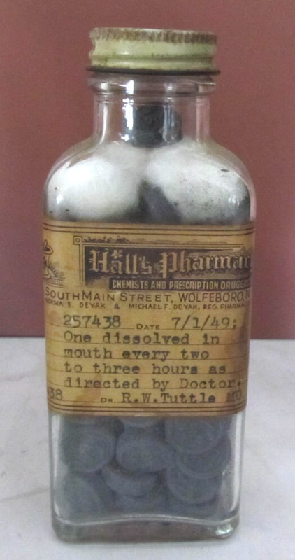 HALL'S PHARMACY WOLFBORO, NH Vintage Medicine Bottle w/Black Tablets WYITH 1949