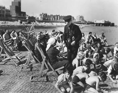 Deckchair attendant collecting fares from holidaymakers on t - 1944 Old Photo 1