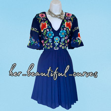 ASOS BESTICKT BLUMEN PLISSEE ANLASS PARTY KLE...